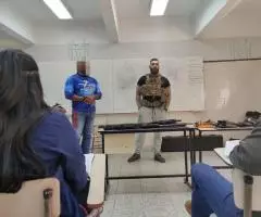 Formación sobre armas de fuego en el departamento de policía.