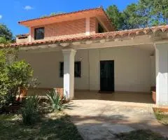 Amplia casa con piscina en Caacupé en un terreno de 0,5 Ha