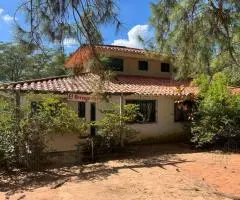 Amplia casa con piscina en Caacupé en un terreno de 0,5 Ha