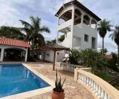 Complejo de casas de 500 m2 en un terreno de 1,2 ha en Caacupé (Cordillera)