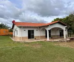 Complejo de casas de 500 m2 en un terreno de 1,2 ha en Caacupé (Cordillera)