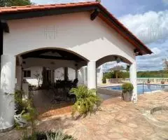 Complejo de casas de 500 m2 en un terreno de 1,2 ha en Caacupé (Cordillera)