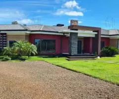Casa de 500 m2 en un terreno de 1 hectárea en Hohenau (Itapúa)