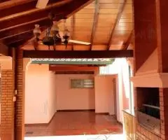 Venta de Hermosa casa 7 ambientes c/ Estacionamiento p/ 3 vehículos - 12