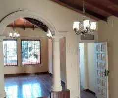 Venta de Hermosa casa 7 ambientes c/ Estacionamiento p/ 3 vehículos - 15
