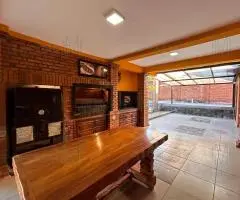 Residencia ubicada a pocos pasos de la Ruta  N° 1.