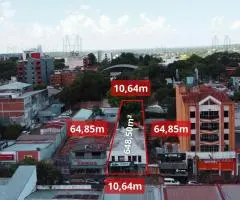 Casa céntrica con locales comerciales.