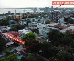 Casa céntrica con locales comerciales.