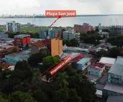 Casa céntrica con locales comerciales.