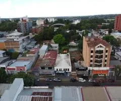 Casa céntrica con locales comerciales.